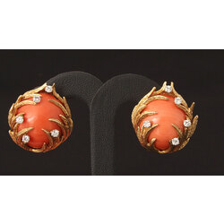 Gold jewelry set - earrings and ring with diamonds and coral