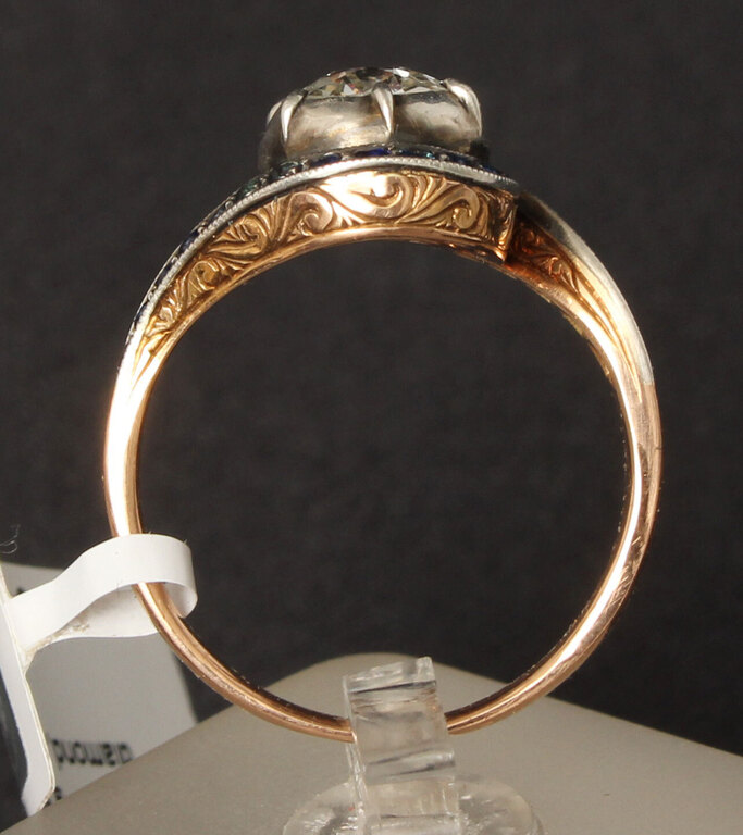 Кольцо из сплава золота и серебра с одним натуральным бриллиантом и 30 натуральными сапфирами.