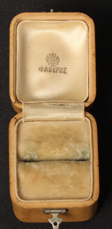Кольцо из сплава золота и серебра с одним натуральным бриллиантом и 30 натуральными сапфирами.