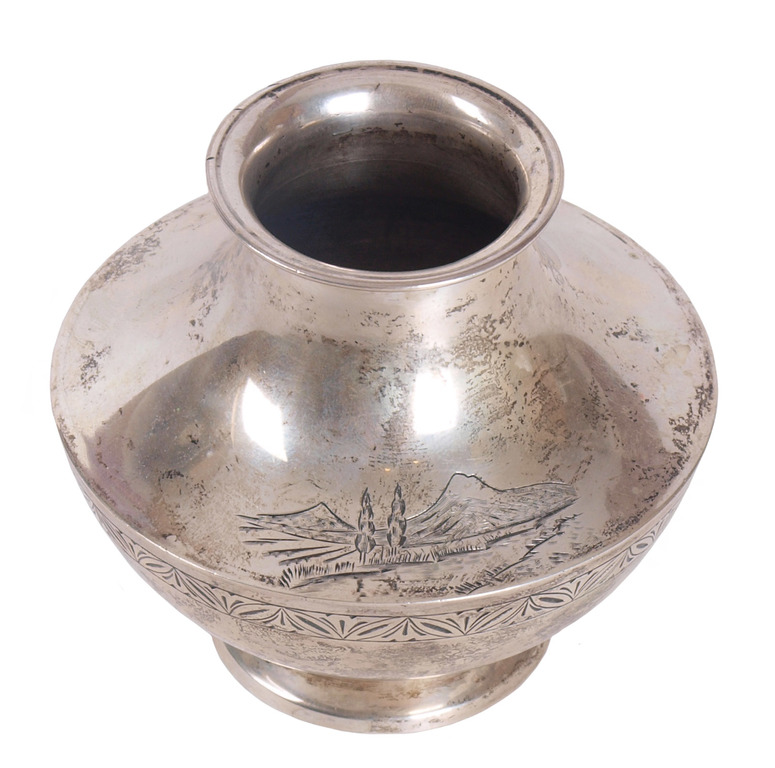Серебряная ваза