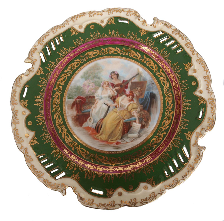 Dekoratīvs porcelāna šķīvis