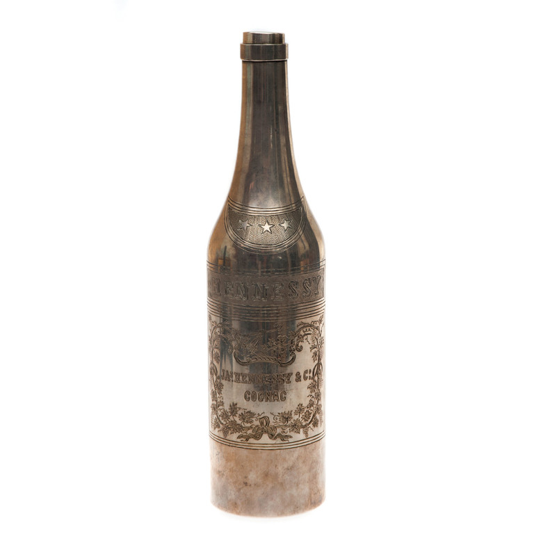 Бутылка коньяка Хеннесси