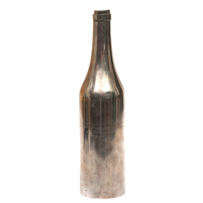 Бутылка коньяка Хеннесси