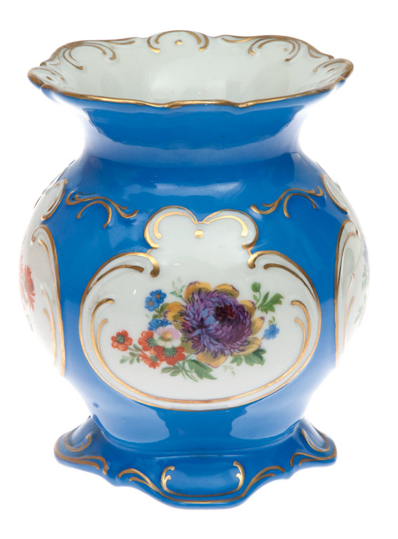 Фарфоровая ваза с цветочным мотивом