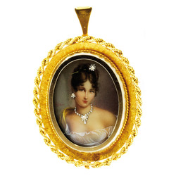 Gold pendant with brilliants