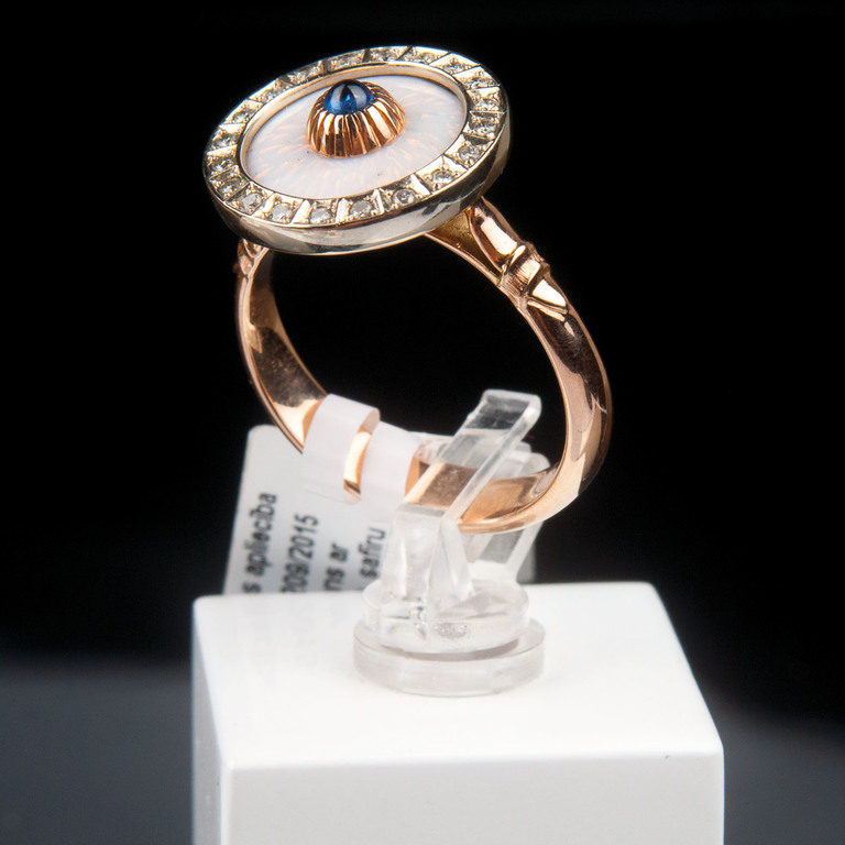 Золотое кольцо с сапфирам и бриллиантами