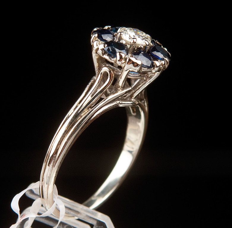 Золотое кольцо с бриллиантам и сапфирами