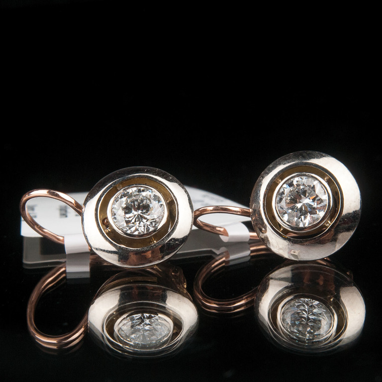 Golden earrings with diamonds