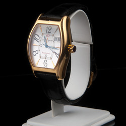 Men's golden watch with leather strap