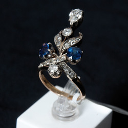 Golden ring with diamonds, brilliants sapphires
