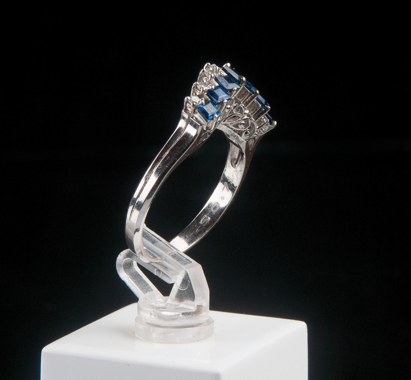 Платиновое кольцо с бриллиантами и сапфирами