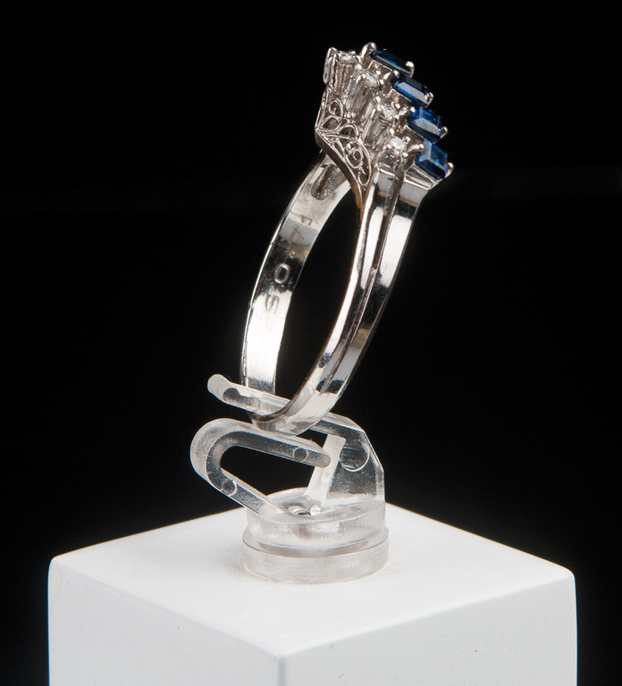 Платиновое кольцо с бриллиантами и сапфирами