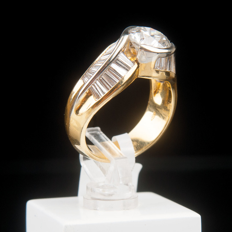 Golden ring with dbrilliants