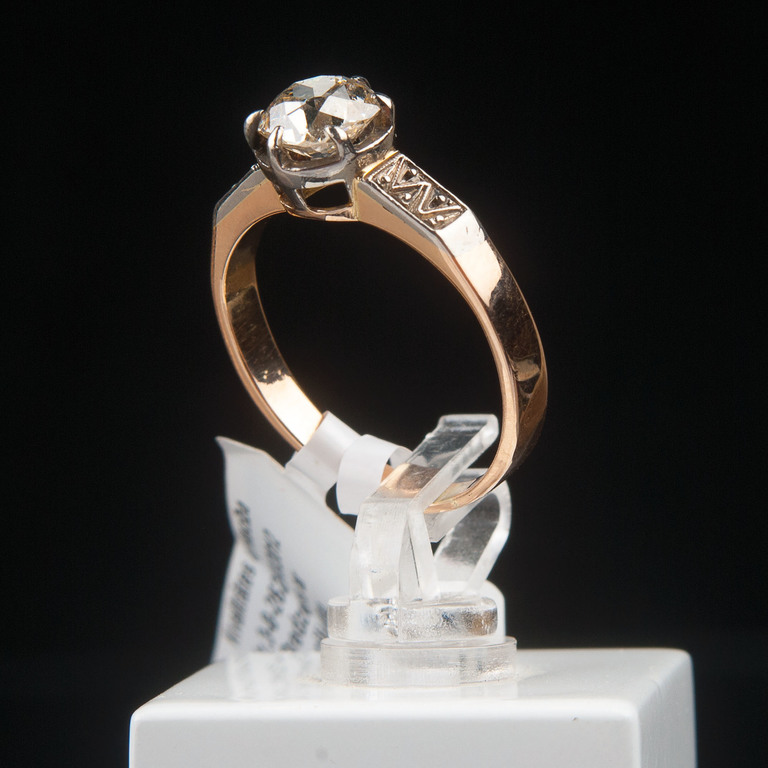 Gold ring with diamonds