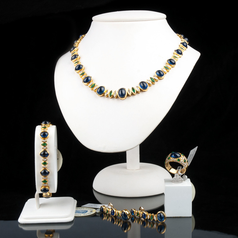 Gold jewelry set with diamonds and sapphires