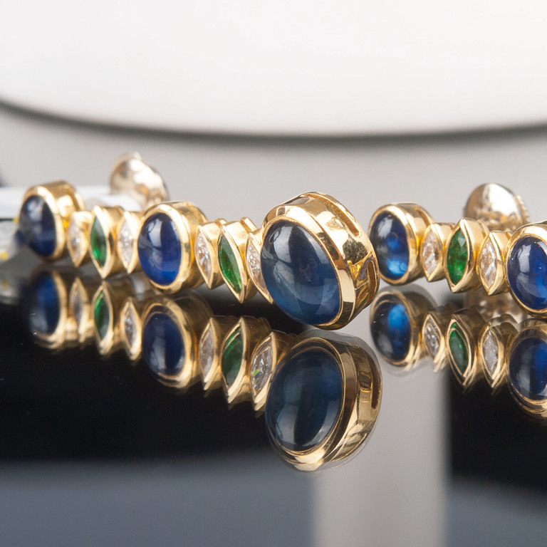 Gold jewelry set with diamonds and sapphires