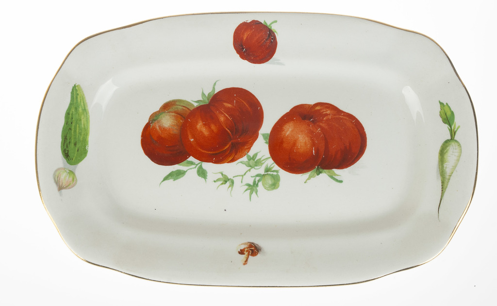 Фарфоровая тарелка с помидорами