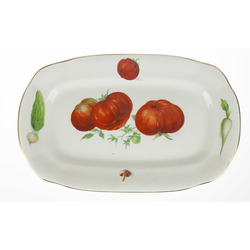 Porcelāna servējamais šķīvis ar tomātiem