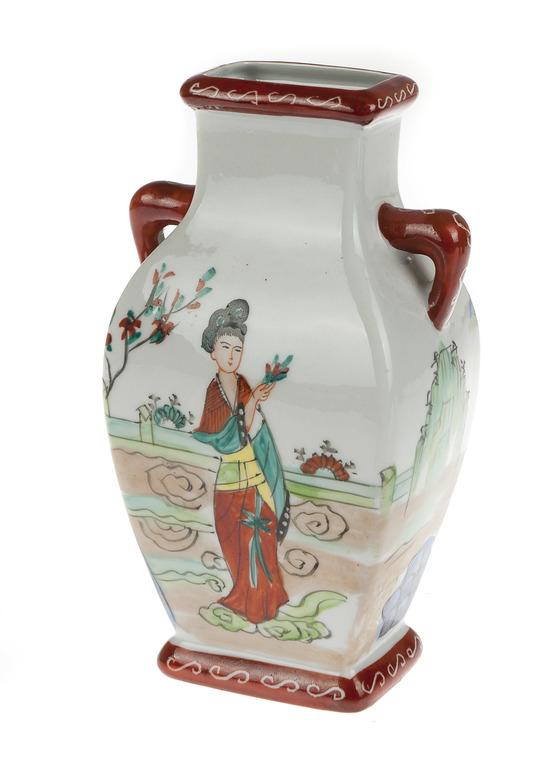 Фарфоровая ваза с китайским мотивом