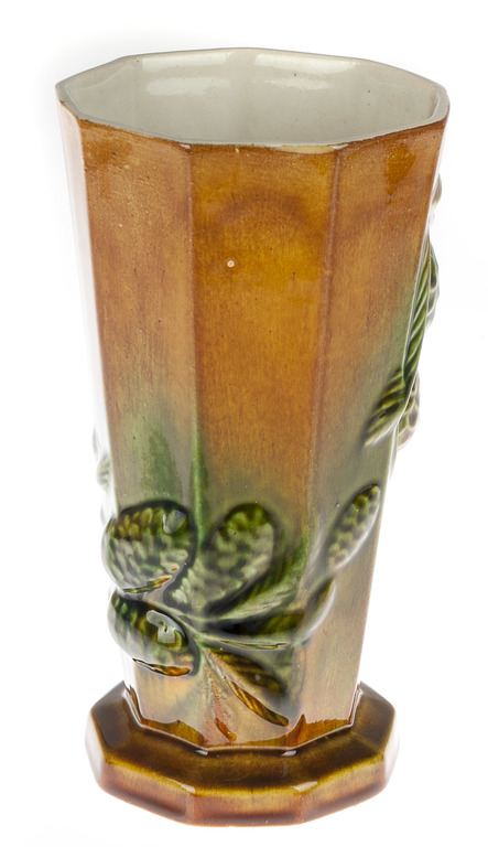 Фарфоровая ваза с шишками