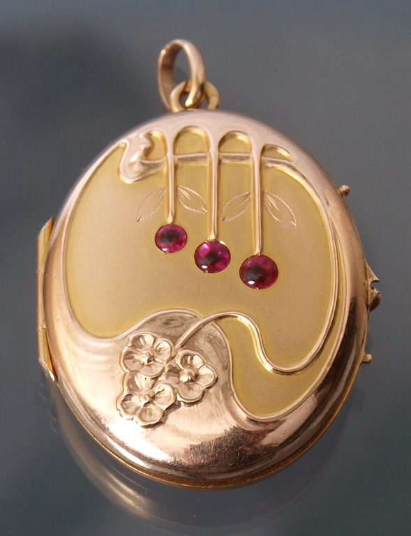 Golden pendant with rubies 