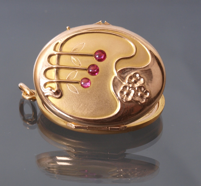 Golden pendant with rubies 