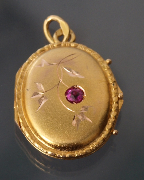 Golden pendant with ruby