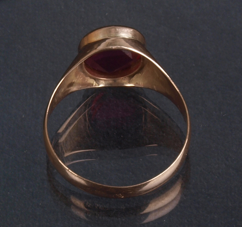 Golden ring with synthetic corundum