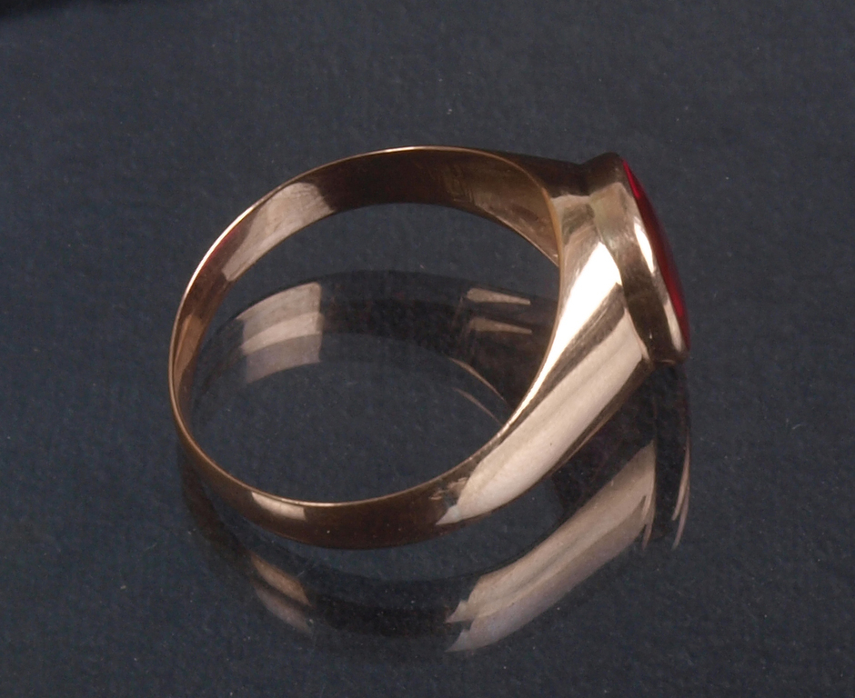 Золотое кольцо с синтетическим корундом