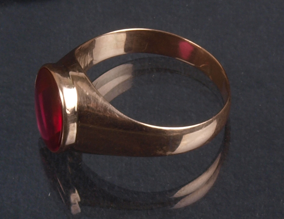 Golden ring with synthetic corundum