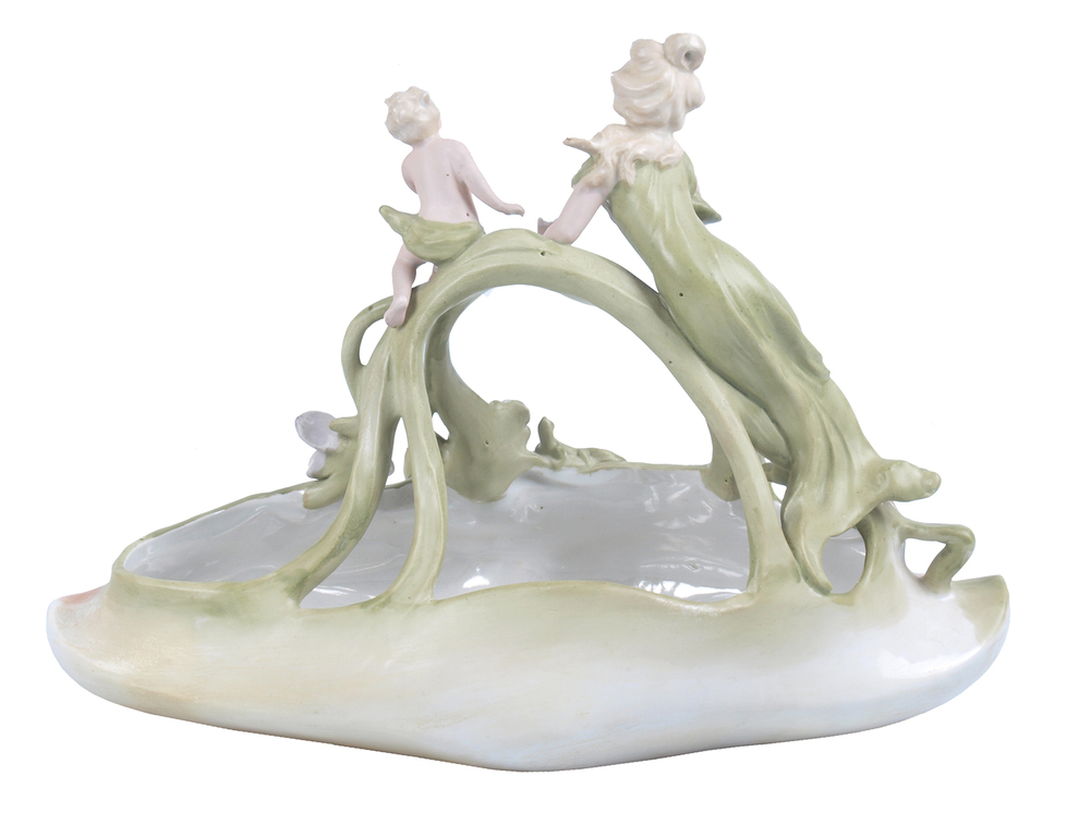 Earthenware fruit dish with a mother and child motives