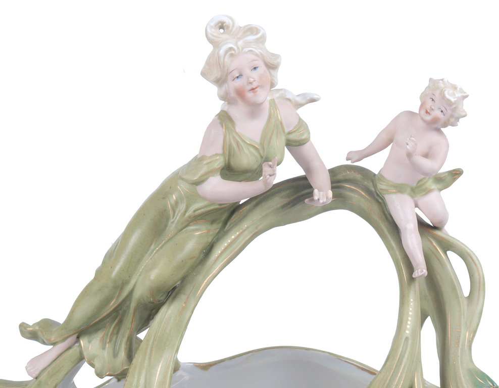 Earthenware fruit dish with a mother and child motives