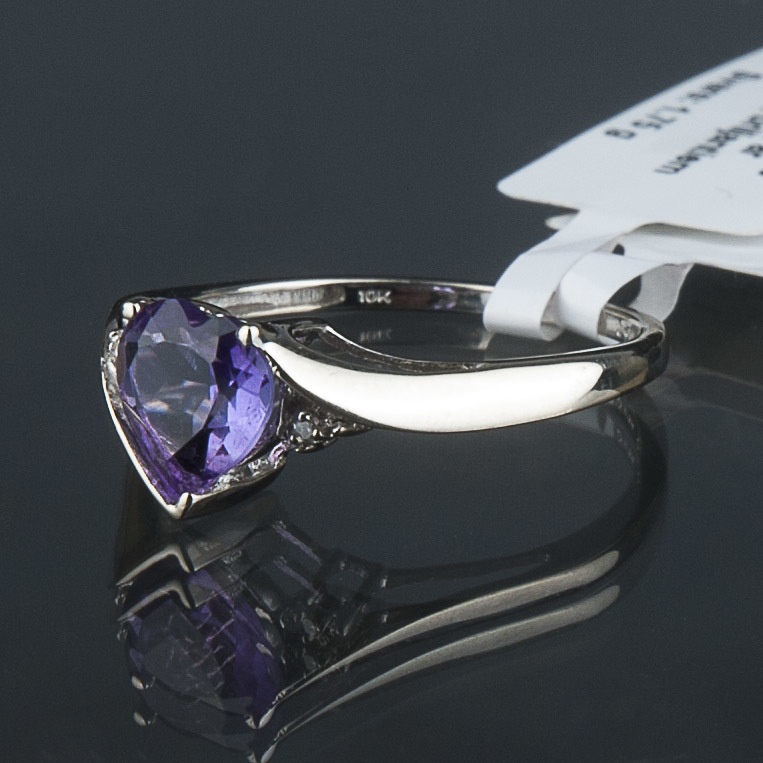 Golden ring with diamond and amethyst
