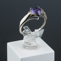 Golden ring with diamond and amethyst