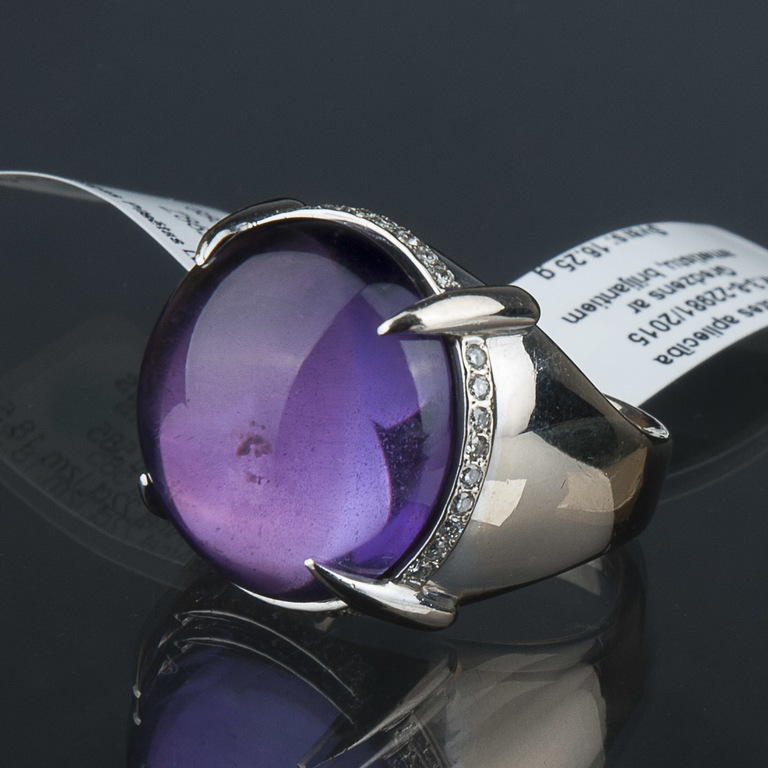 Golden ring with amethyst and diamonds