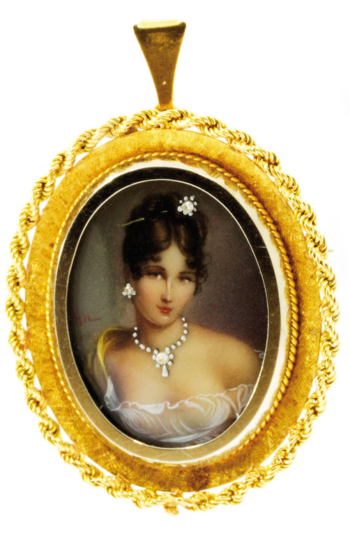 Gold pendant with brilliants