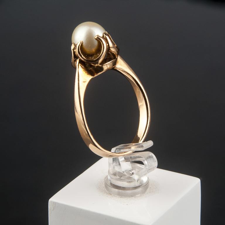 Golden ring with pearl