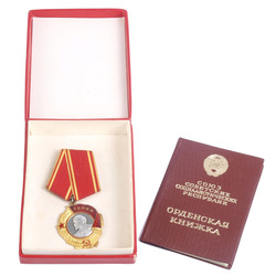 Ļeņina ordenis ar apliecību un oriģinālo iepakojumu