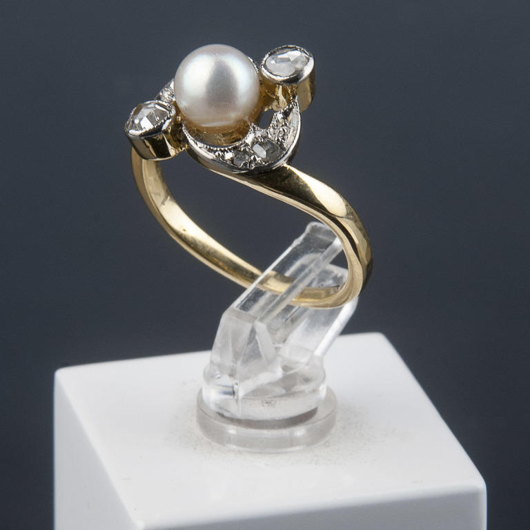 Zelta gredzens ar pērli un dimantiem