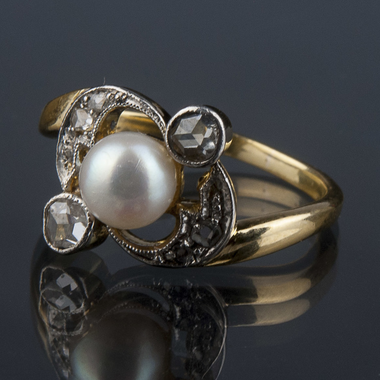 Golden ring with pearl and diamonds